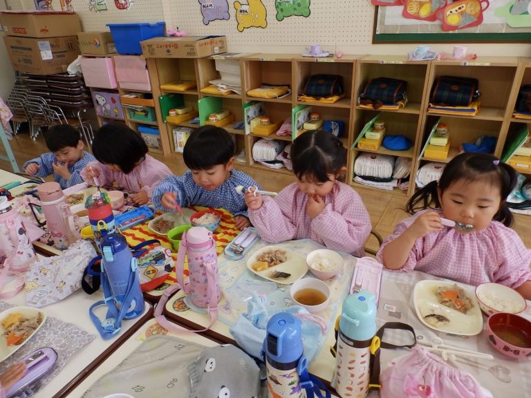 給食の様子　⑨　もも組