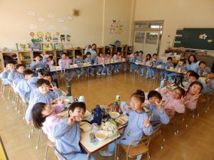 給食の様子　①　れんげ組