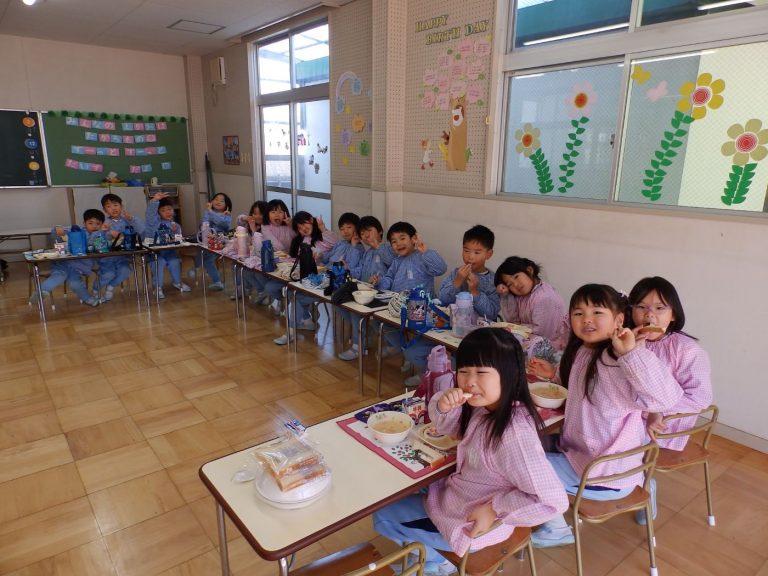 給食の様子　④　すみれ組