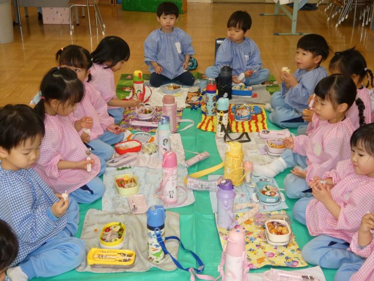 給食の様子　⑱　もも組