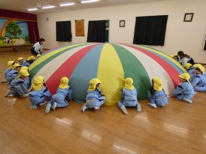 パラバルーン　①　年少組