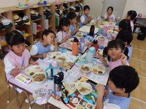 給食の様子　①　ゆり組
