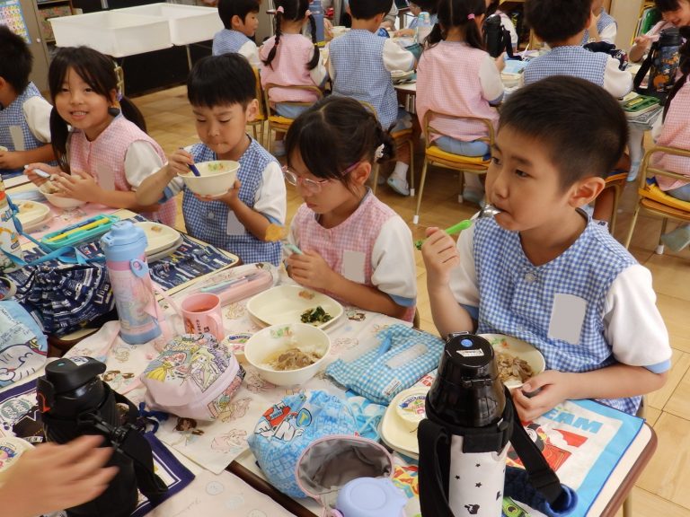 給食の様子　⑩　すみれ組