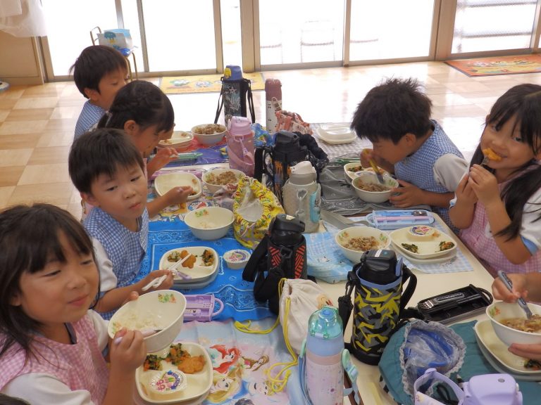 給食の様子　⑥　すみれ組