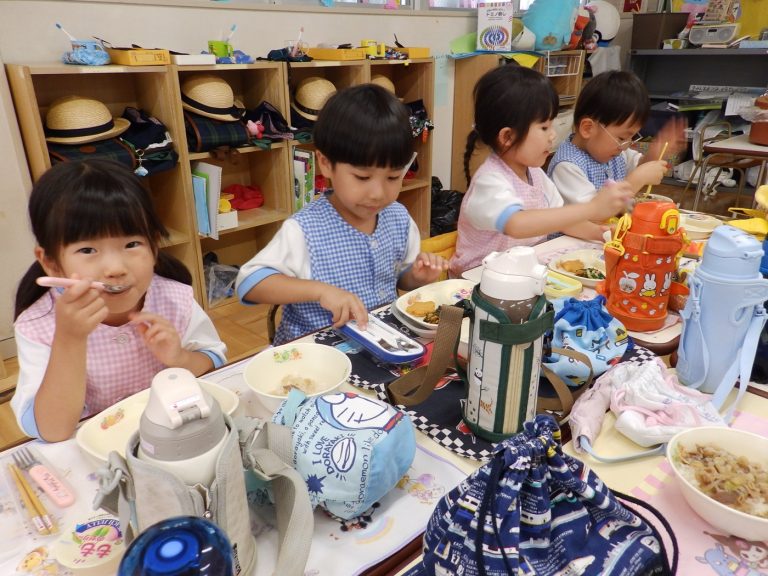 給食の様子　⑧　すみれ組
