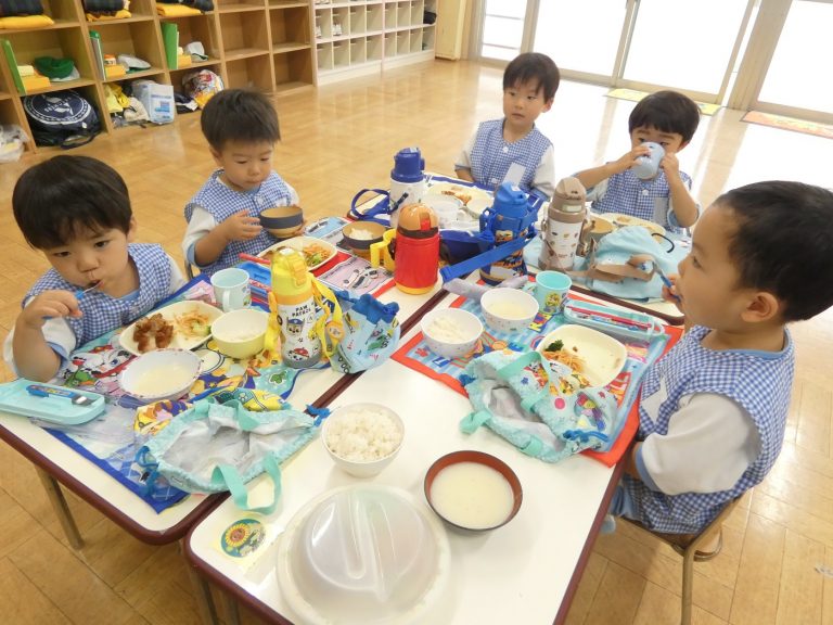 給食の様子 ⑪ もも組