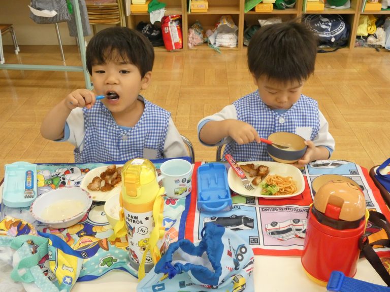 給食の様子 ⑫ もも組