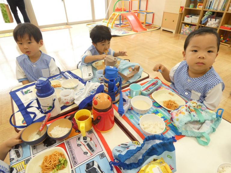 給食の様子 ⑬ もも組