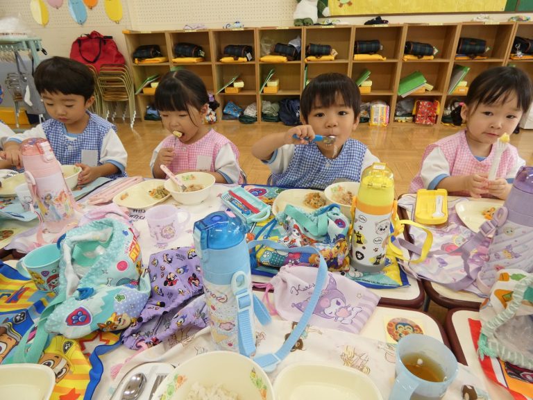 給食の様子　⑪　もも組
