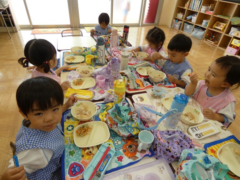給食の様子　⑬　もも組
