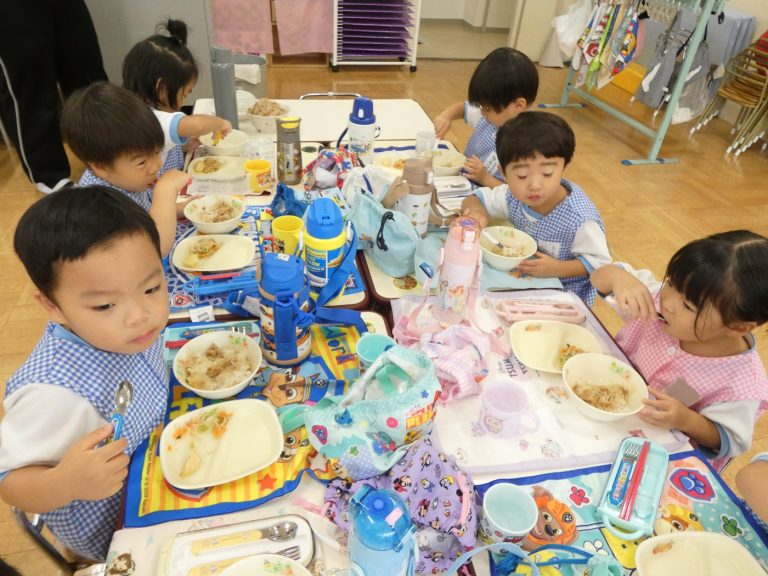 給食の様子　⑭　もも組