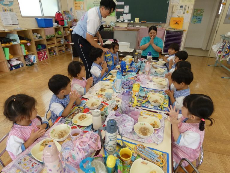 給食の様子　⑨　もも組