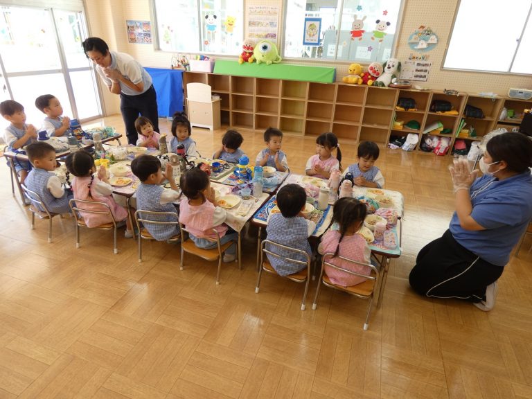 給食の様子　⑮　もも組