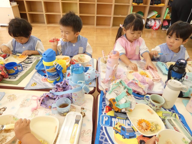給食の様子　⑯　もも組