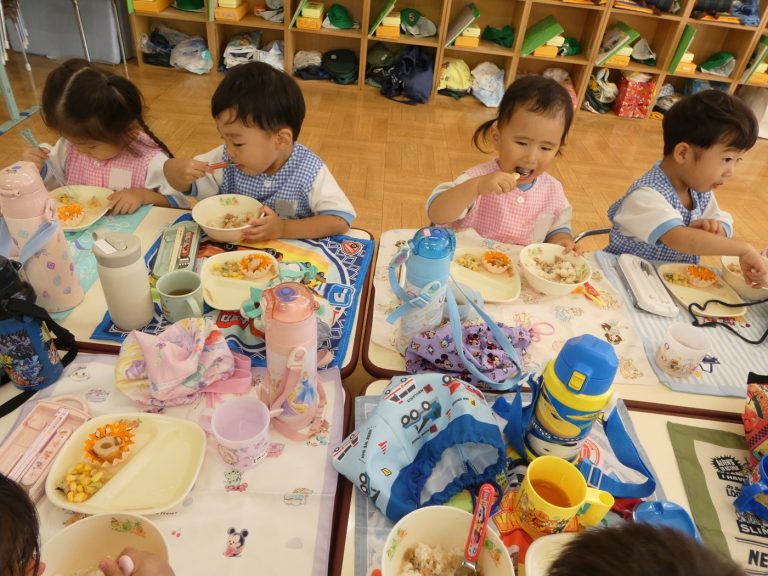 給食の様子　⑰　もも組