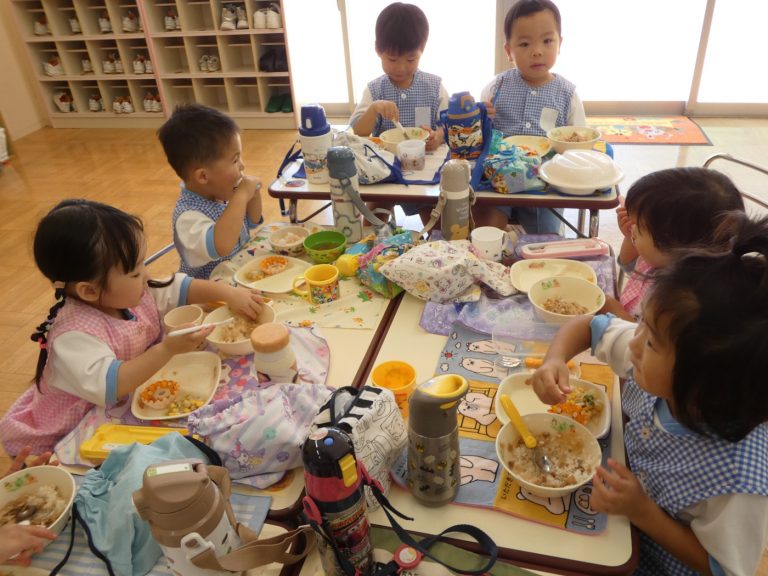 給食の様子　⑱　もも組
