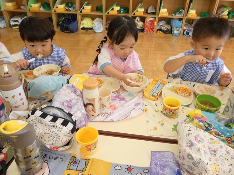 給食の様子　⑲　もも組