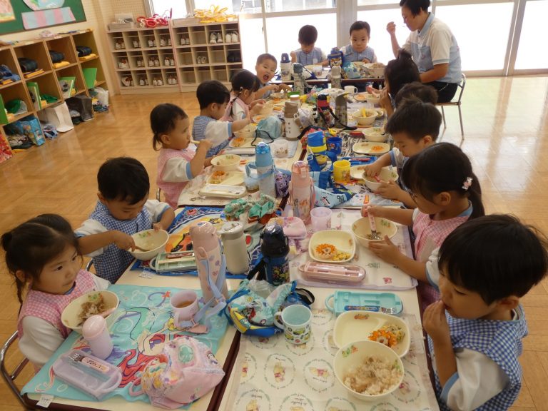 給食の様子　㉑　もも組